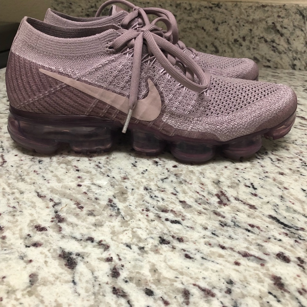 Nike Flyknit Vapormax in color violet dust 7.5